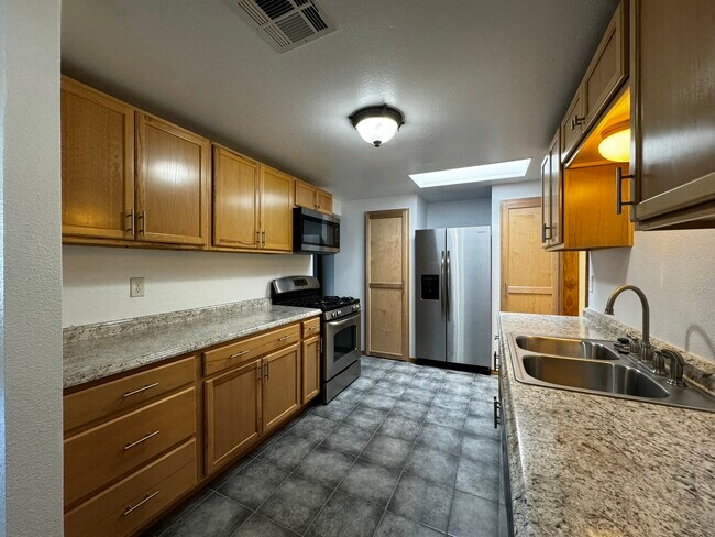 Building Photo - 908 Faye Pl NE