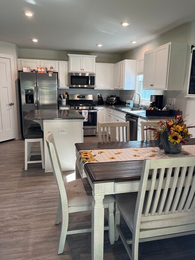 Building Photo - 3 bed 2 bath rental in Village Oaks Subdivision close proximity to Lake Monticello