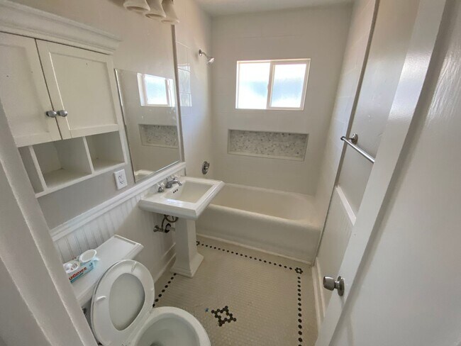 Building Photo - Renovated 5 bed 3 bath house on Art St