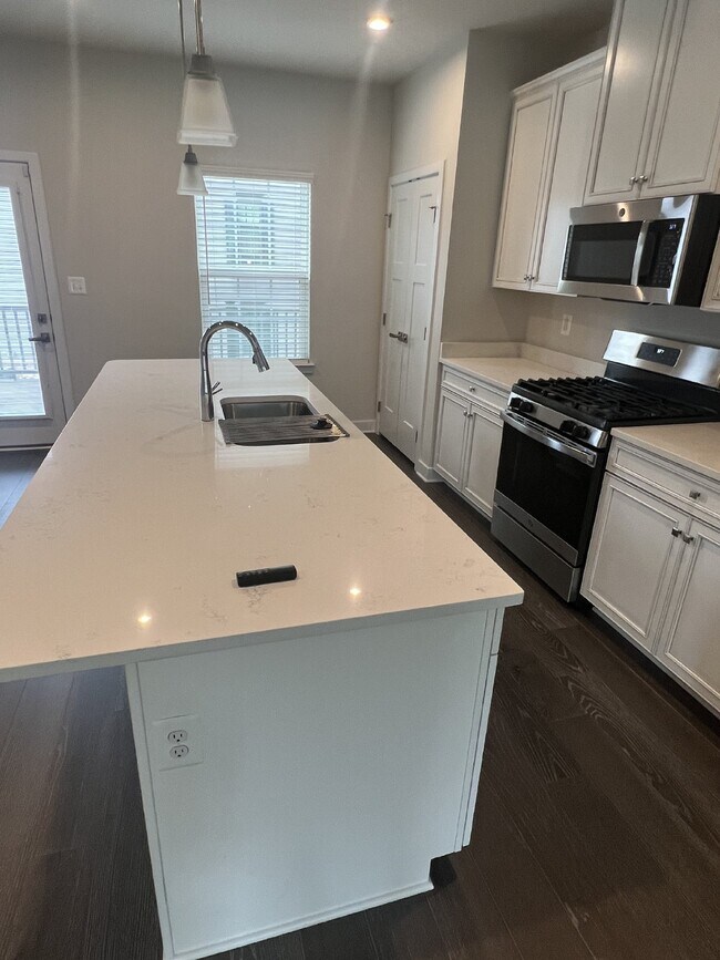 Building Photo - Exceptional 3-Level Corner Unit Townhome w...