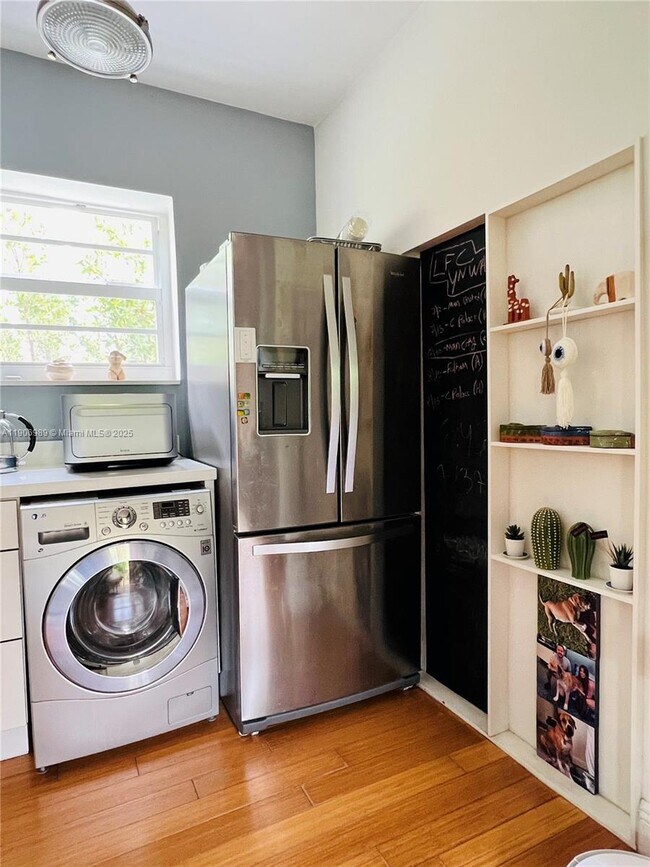 Building Photo - 4812 Pine Tree Dr