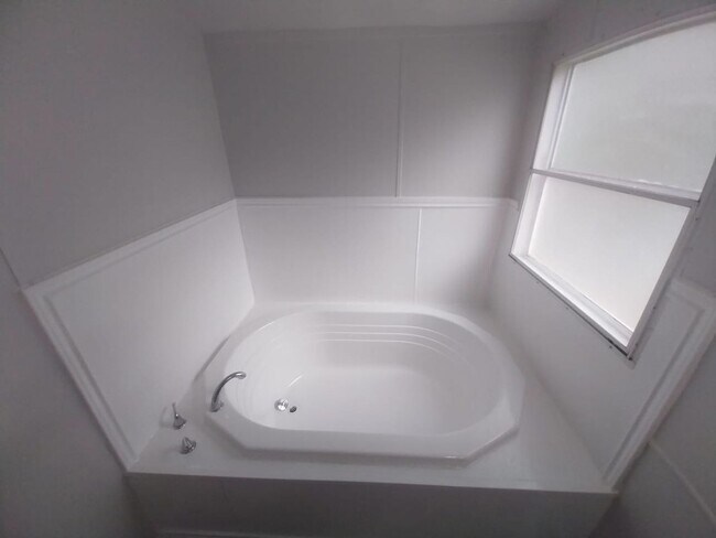 Building Photo - Stunning Manufactured house ready to move in!