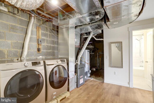 Building Photo - 6120 Beachway Dr