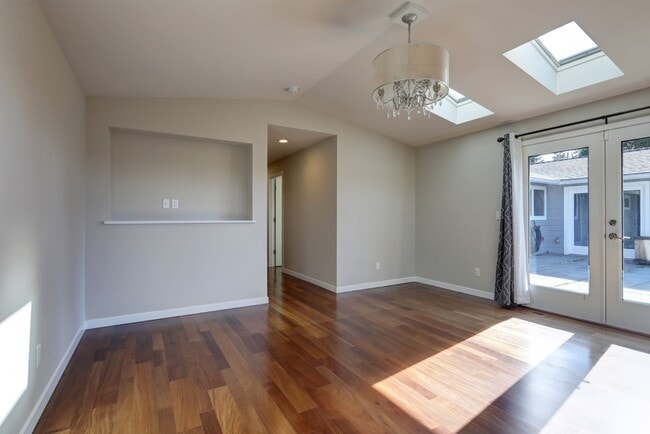 Building Photo - Beautifully Remodeled 4bd, 1.75ba Rambler Available in the Heart of Bellevue.
