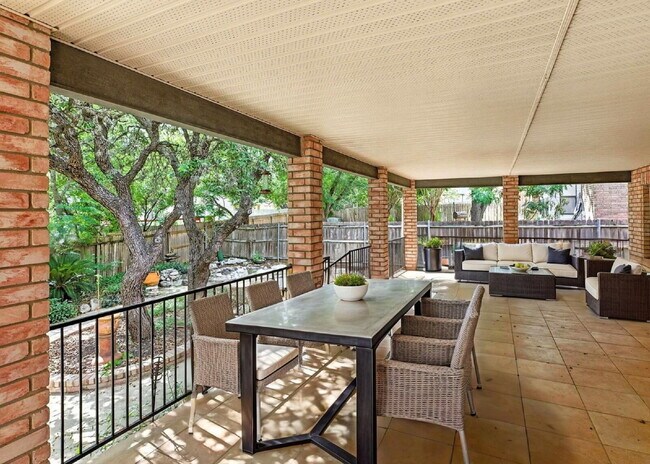 Building Photo - Unbeatable Offer: Move Into Your Dream Hom...
