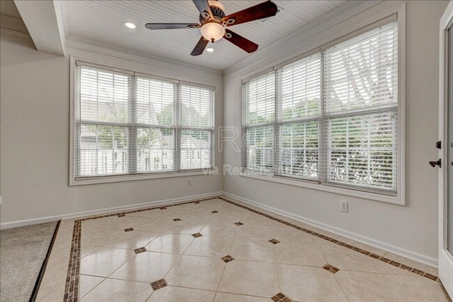 Building Photo - 1033 Pinehurst Dr