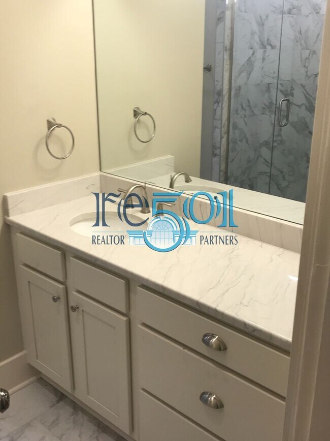 Building Photo - *New Price*  Newly Renovated Immaculate Co...