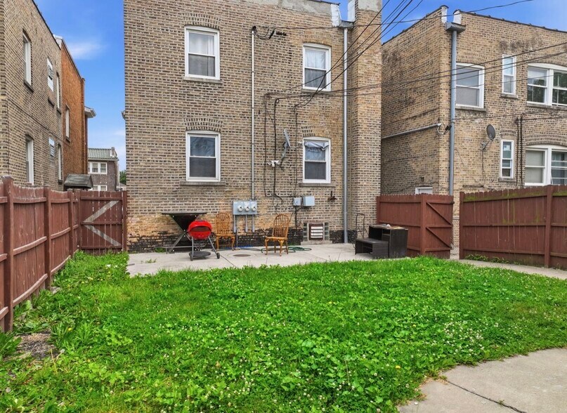 Building Photo - 6066 N Albany Ave