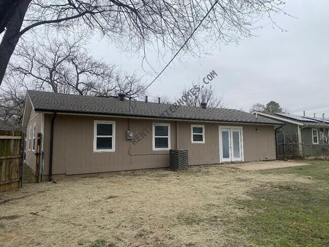 Building Photo - 1018 Harris Dr