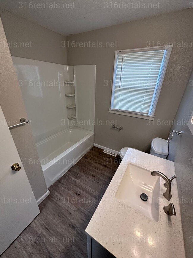 Building Photo - $1,195 - 3 bedroom / 1 bathroom - Single Family Home