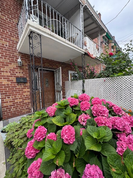 Building Photo - 726 Soundview Ave