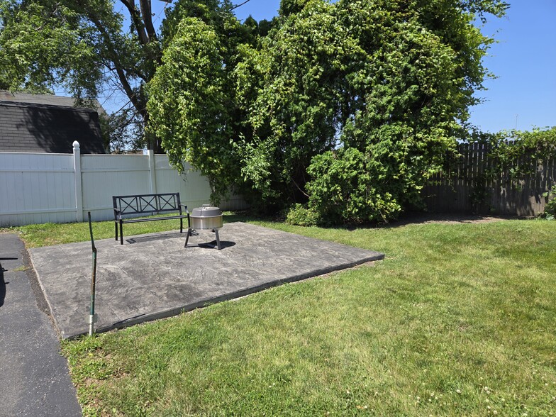 Back yard communal patio - 209 Kimbell Ave