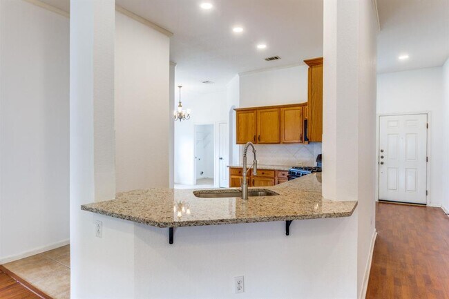 Building Photo - 648 Columbine Ave