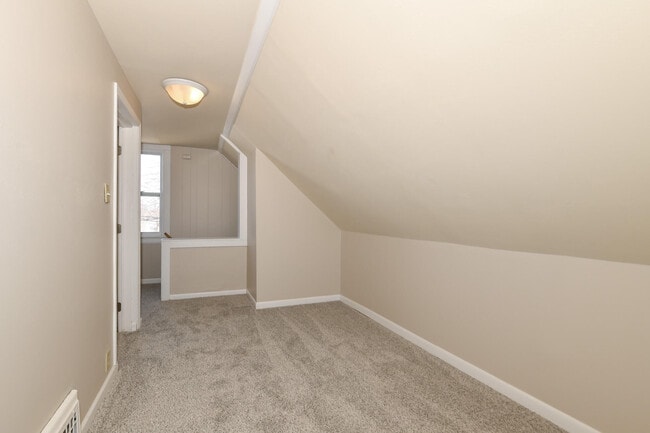 Building Photo - 422 S 89th St