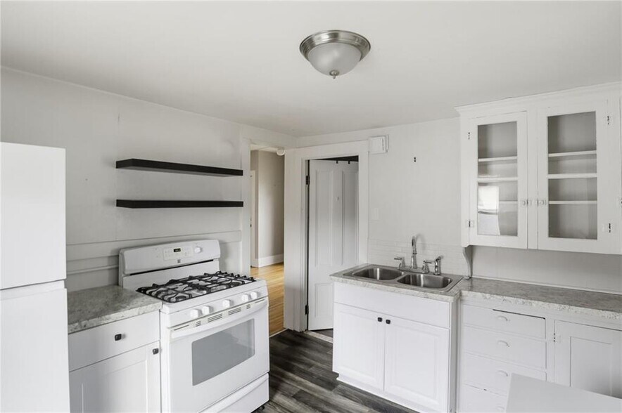 Upper Kitchen - 4232 Lake Ave