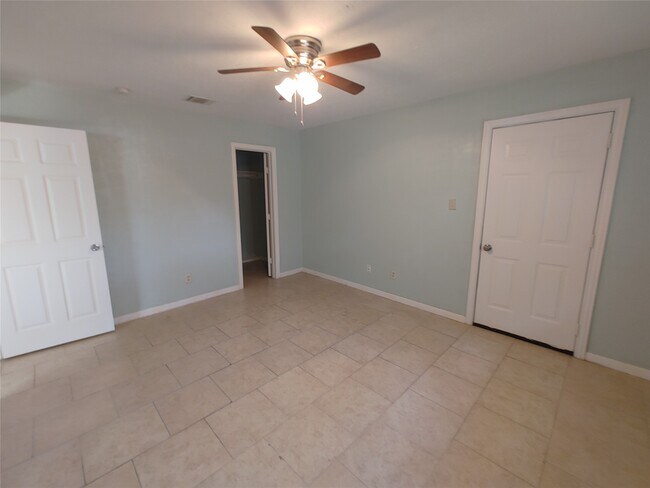 Building Photo - 633 Mosswood Dr