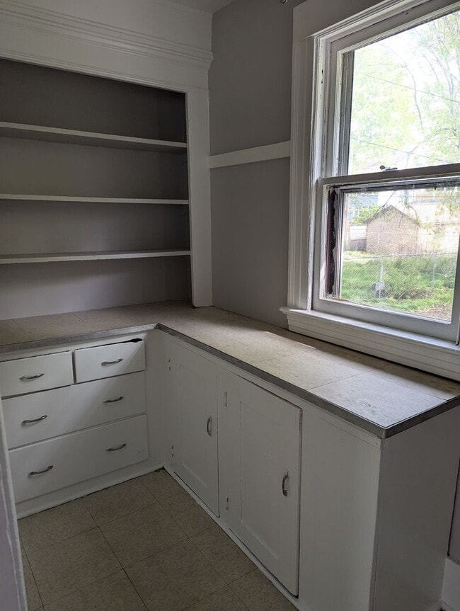 Building Photo - Newly Renovated 4 Bedroom House