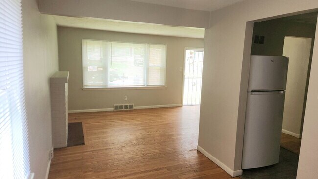 Building Photo - "Charming 3-Bed Home with Gleaming Hardwood Floors on Jackson Ave, Berkeley!"