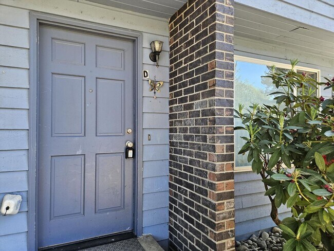 Building Photo - Remodeled 2/1.5 Townhome in a Quiet Fourplex