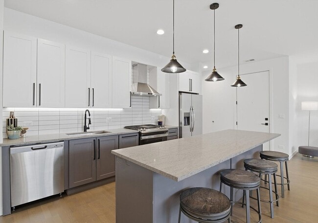 Building Photo - 5824 N Lincoln Ave