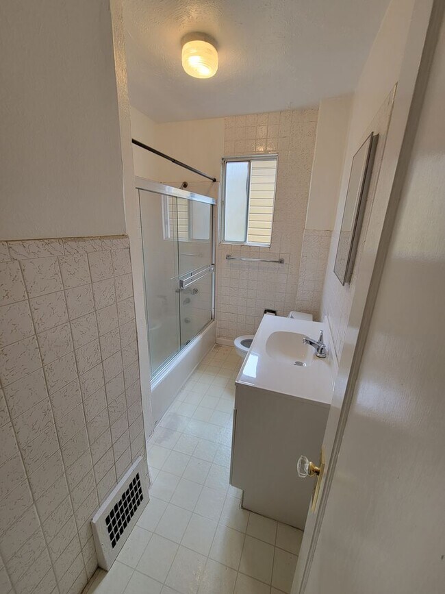 Building Photo - Jewel Of The Sunset! 3 bed/1 bath house ac...