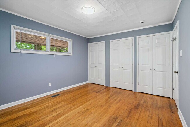 Building Photo - Charming 2-Bed Home with Gleaming Hardwood...