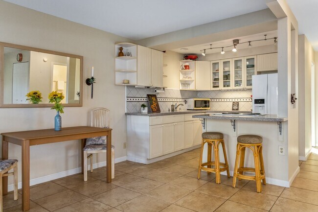 Building Photo - Fully Furnished 2 Bed/1.5 Bath, Maui Gardens Condo with Resort Amenities and Steps to the Beach!