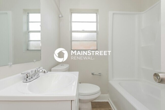Building Photo - 3 Bedroom Pet-Friendly Home in Tampa, FL with Main Street Renewal