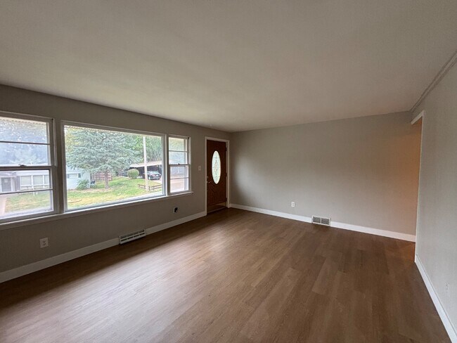 Building Photo - 1951 Elmwood Dr E