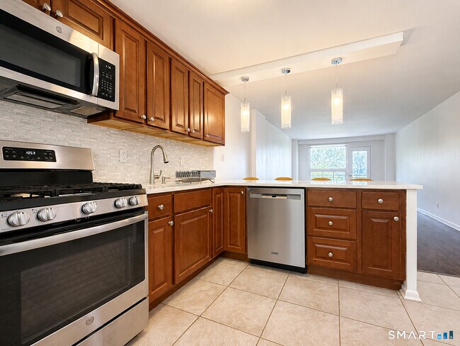 Building Photo - 91 Strawberry Hill Ave