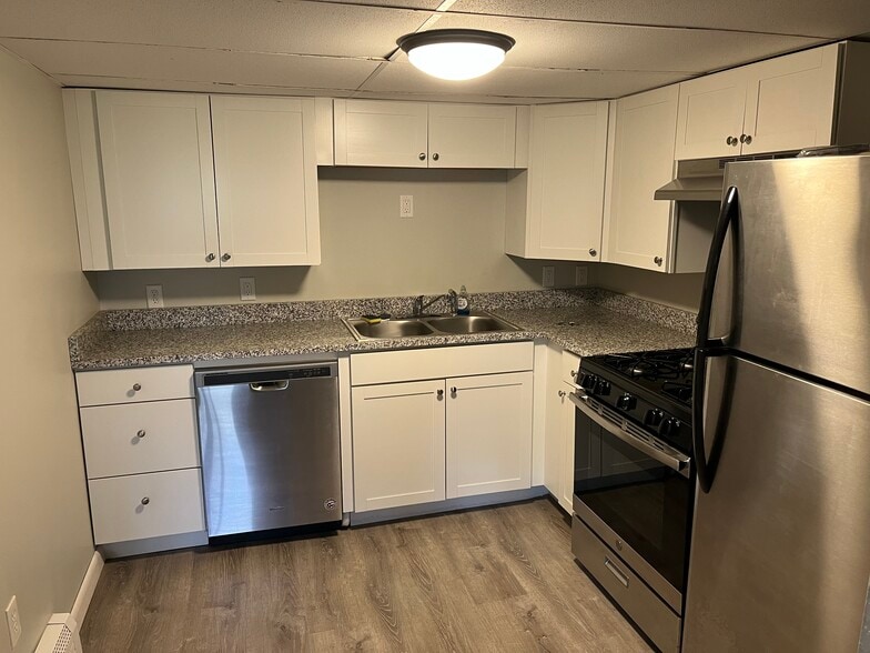 Kitchen - 422 Reservoir St