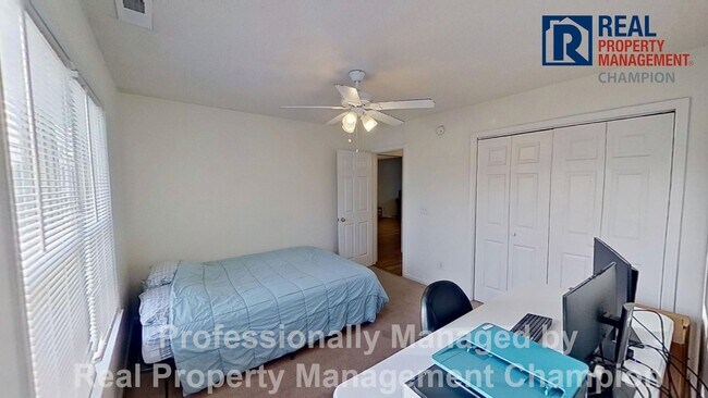 Building Photo - Upper Level Condo in Holton Place w/Community Pool