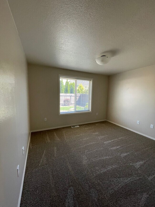Building Photo - 609 S Harborview St
