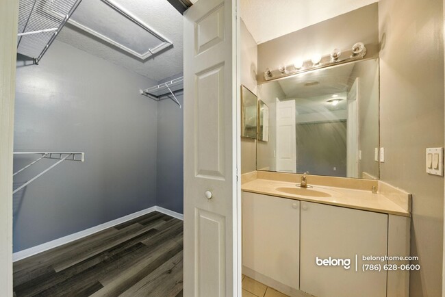 Building Photo - 2915 SE 15th Terrace