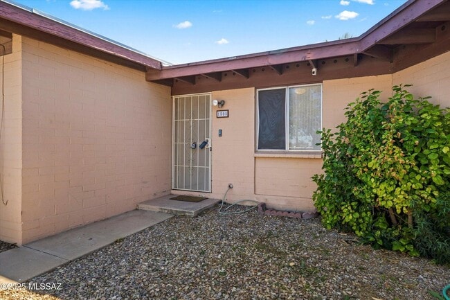 Building Photo - Move In Ready Unit! 1 Bed 1 Bath New Flooring!