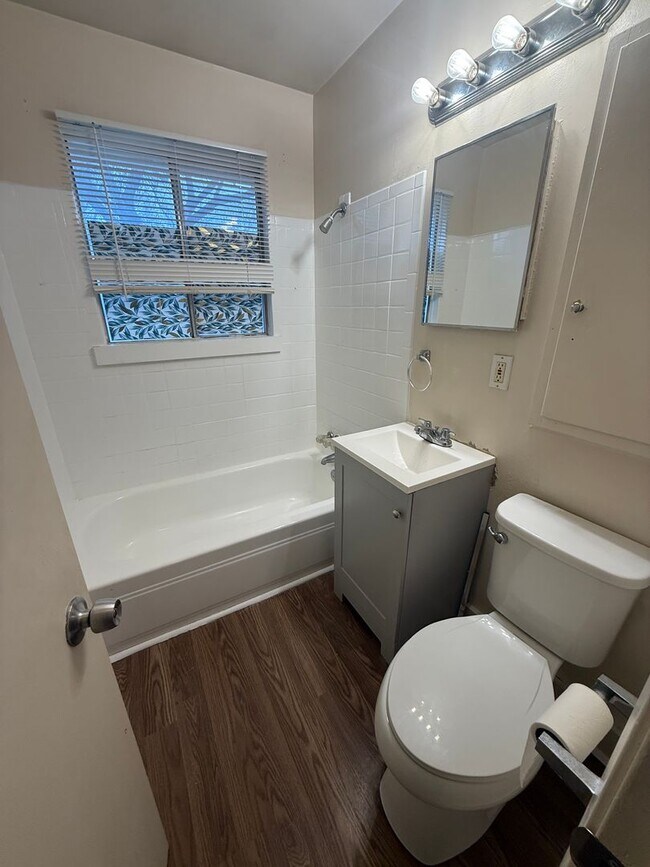 Building Photo - 15411 Barat Ave