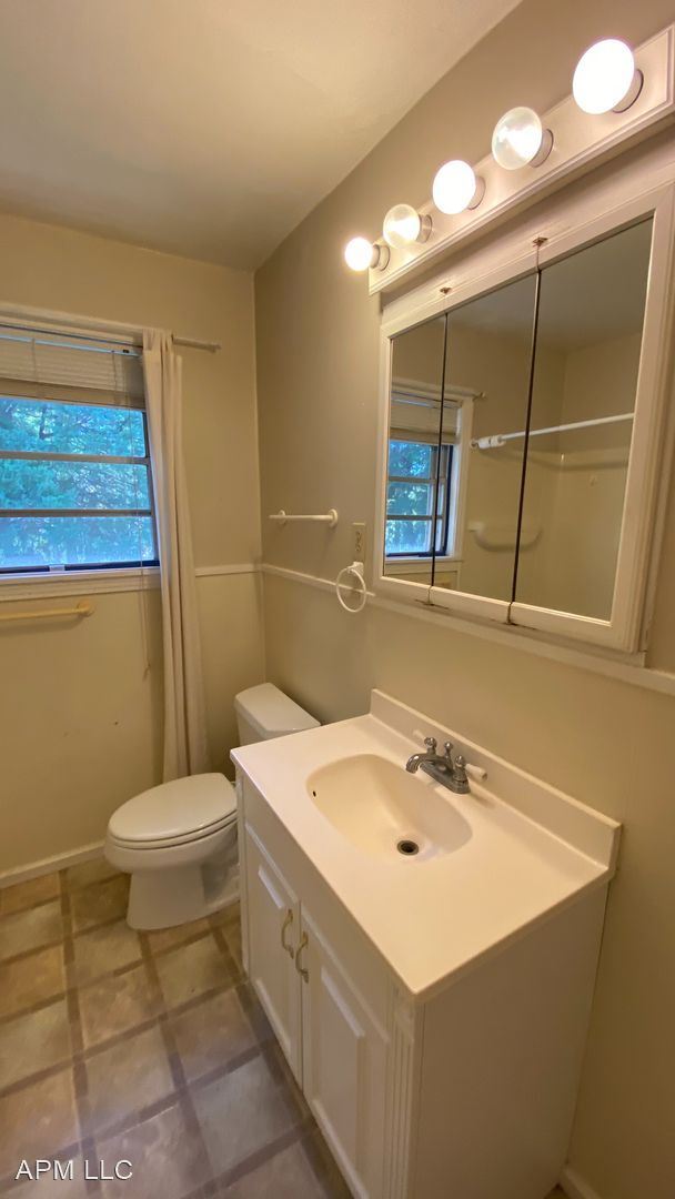 Building Photo - 2 br, 1 bath House - 317 Bayou Oaks Drive