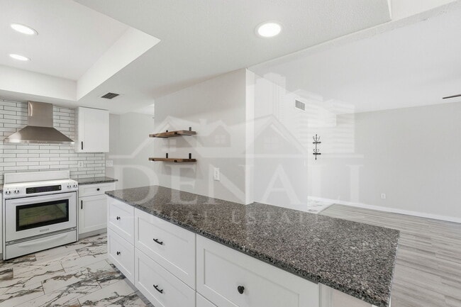 Building Photo - 10602 E Elmhurst Dr