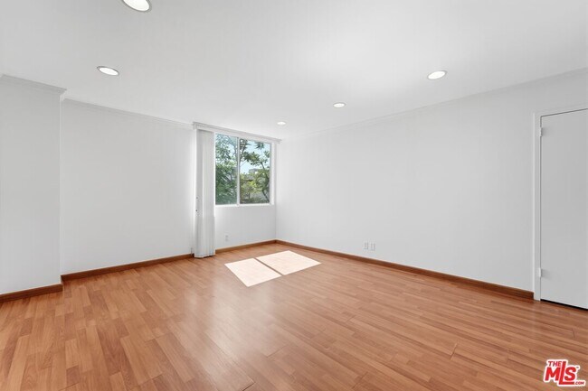 Building Photo - 100 S Doheny Dr