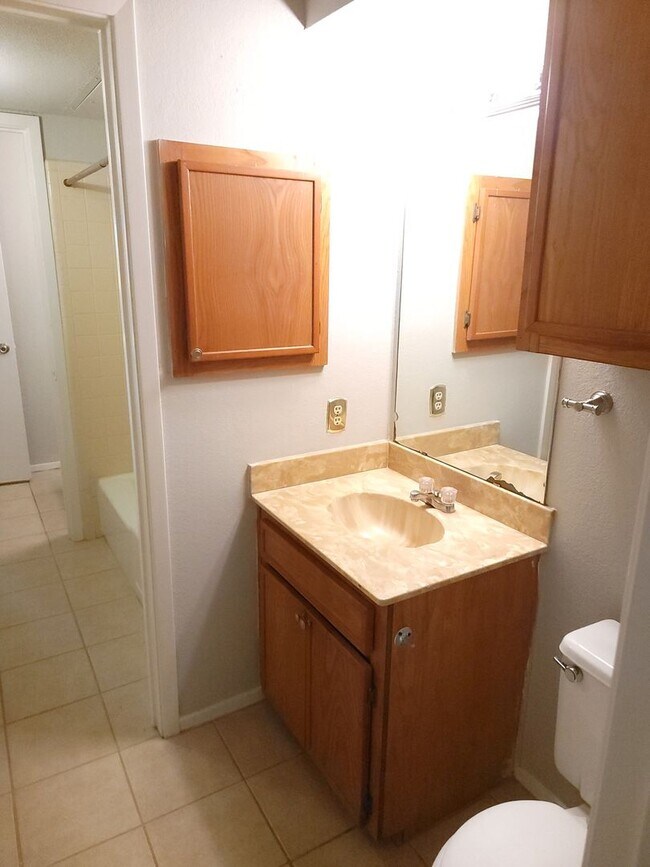 Building Photo - 1104-1106 Suburban Drive