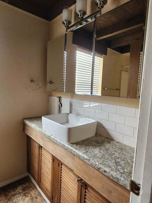 Building Photo - 2 Bedroom Home Located in Bloomfield