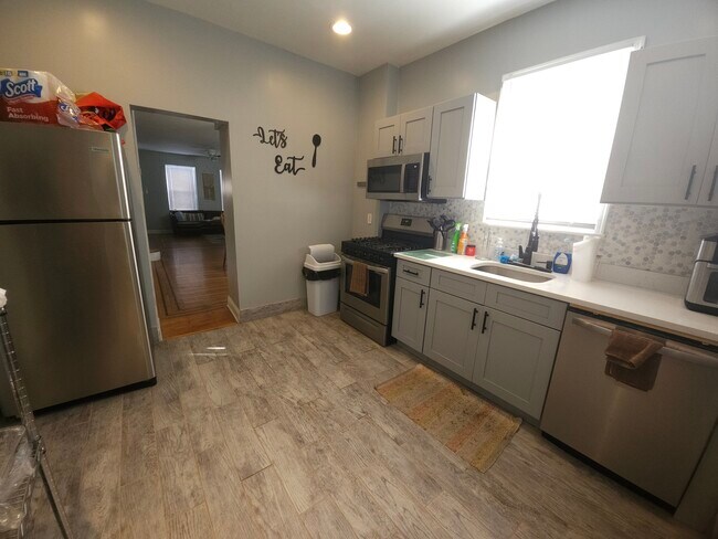 Building Photo - 214 Hermitage St