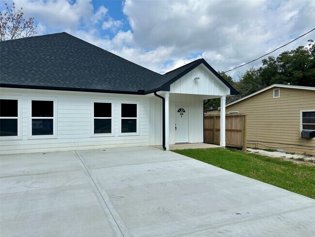 Building Photo - 243 Broadhurst Dr