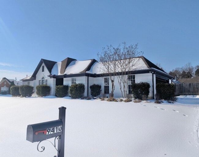 Building Photo - 9410 Garden Woods Dr