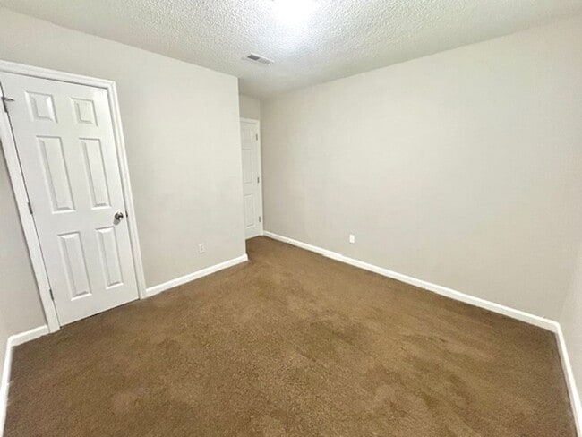 Building Photo - Newly Renovated 3 Bedroom Home!