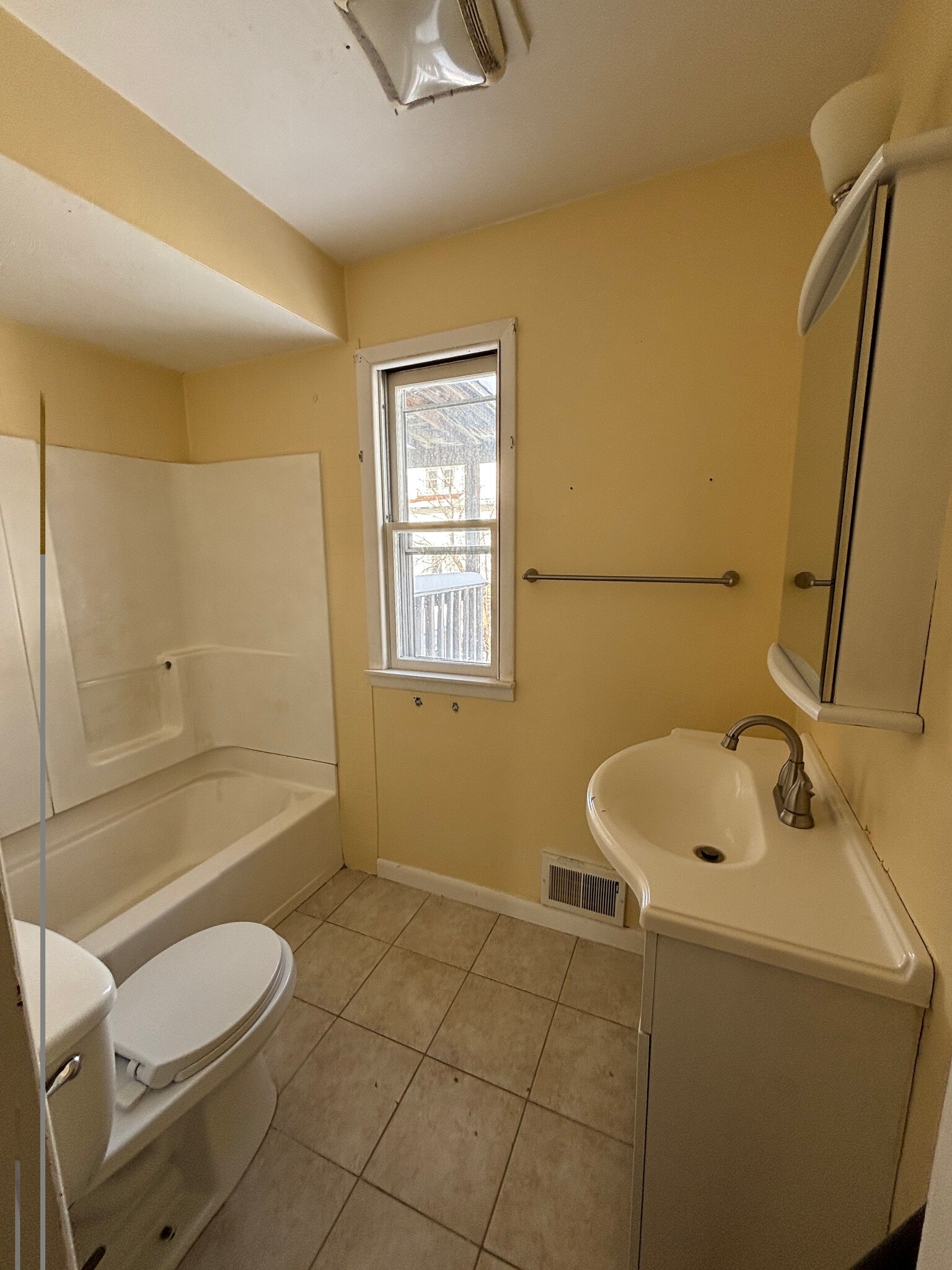 Building Photo - 162 Seminary Ave