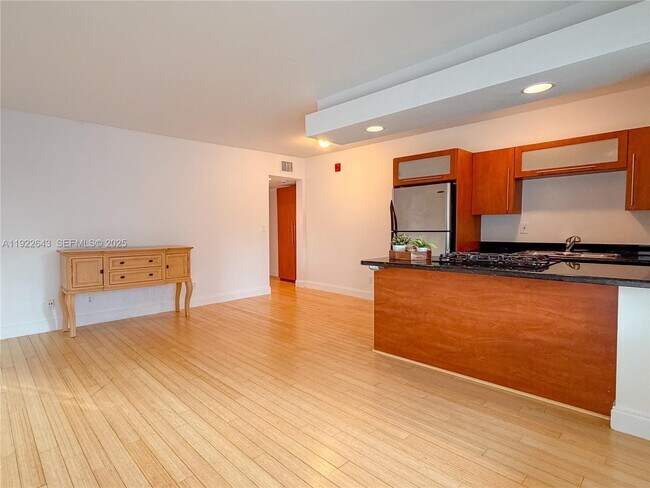 Building Photo - 10101 W Bay Harbor Dr