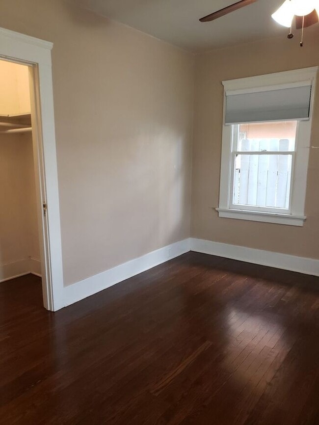 Building Photo - Craftsman style duplex w/ parking in N. Pa...
