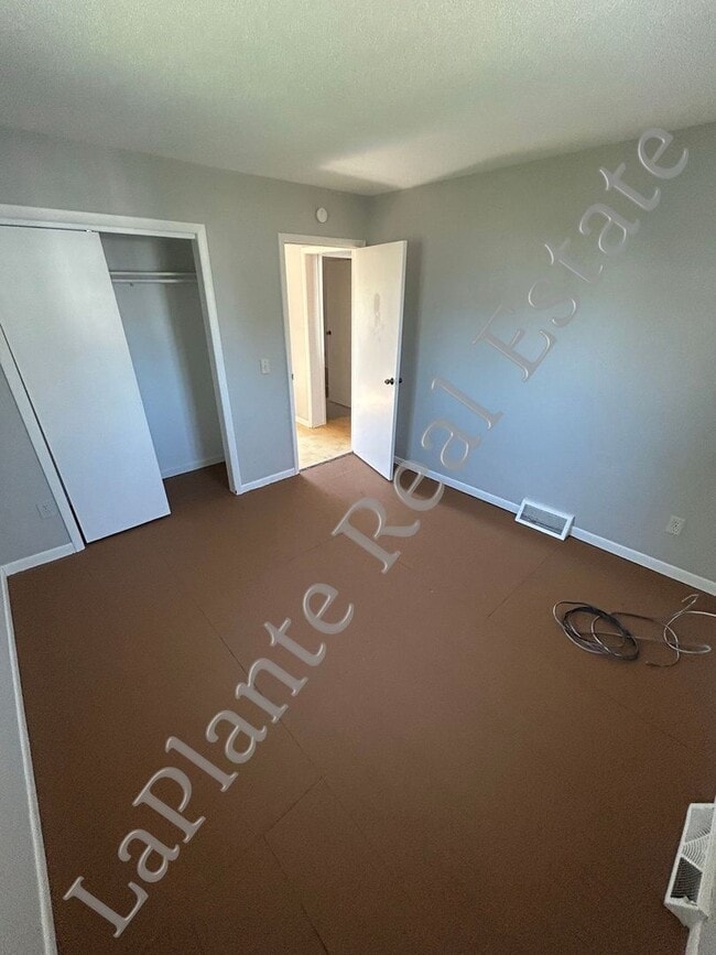 Building Photo - Charming 3-Bed, 1.5-Bath Home with Spaciou...