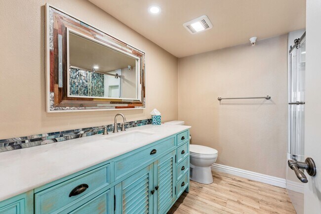 Building Photo - Modern Condo with over 1300 Square Feet wi...